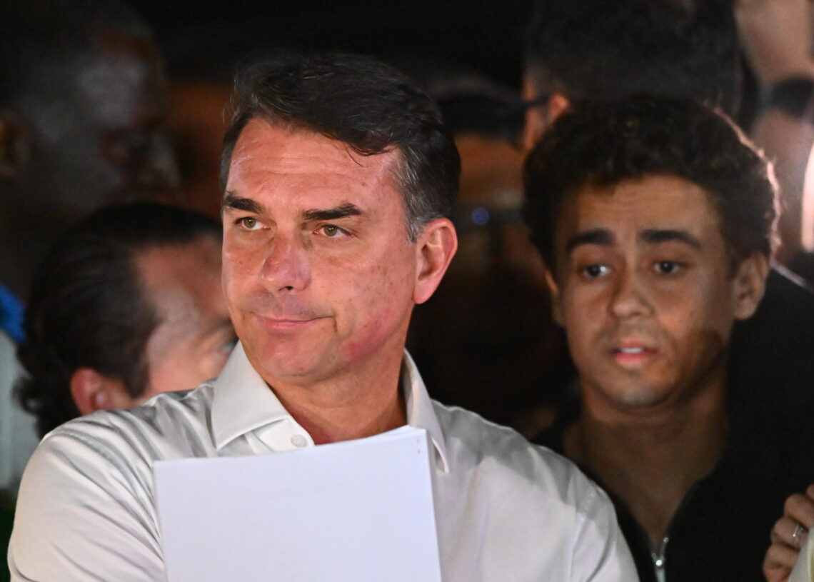 Flávio Bolsonaro lascia il Brasile e vola negli Stati Uniti dopo la sconfitta elettorale