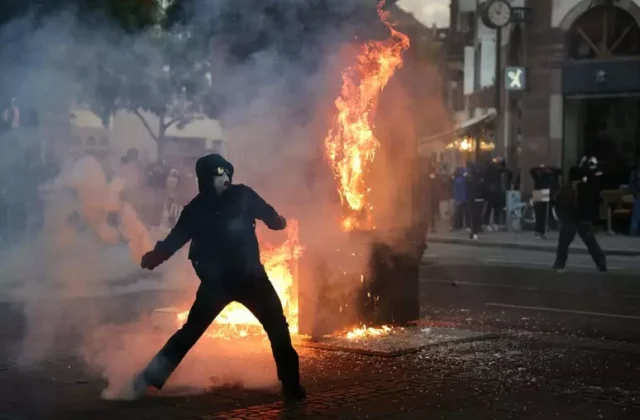 Francia, scontri tra polizia e manifestanti a Parigi: lacrimogeni e idranti contro la folla