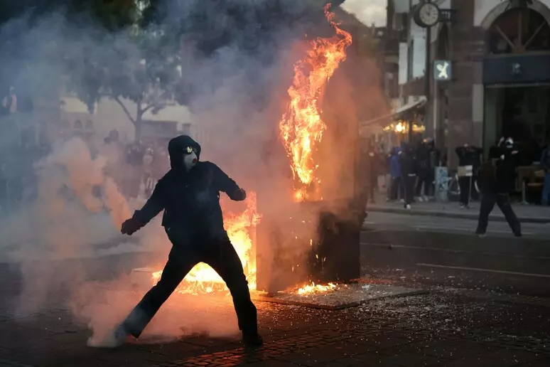 Francia, scontri tra polizia e manifestanti a Parigi: lacrimogeni e idranti contro la folla