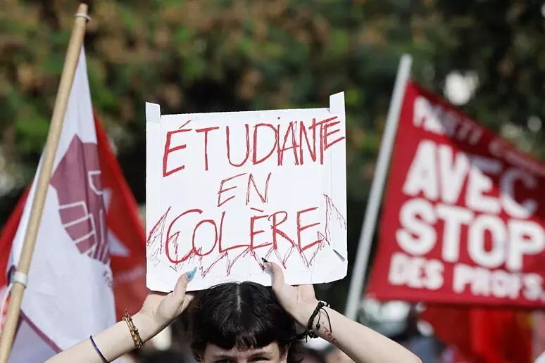 Francia, studenti in piazza e scontri con la polizia: oltre mille feriti dall’inizio delle proteste