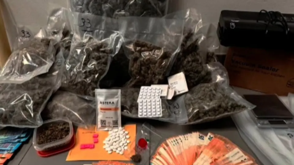 Droga sottovuoto e quasi 16mila euro in casa: arrestato un trentenne a Rimini