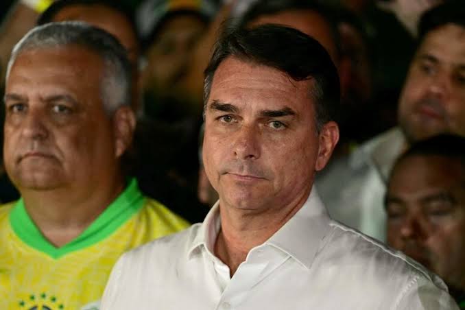 Brasile, passaporti annullati a Flavio Bolsonaro: dubbi sulla partenza per gli Usa