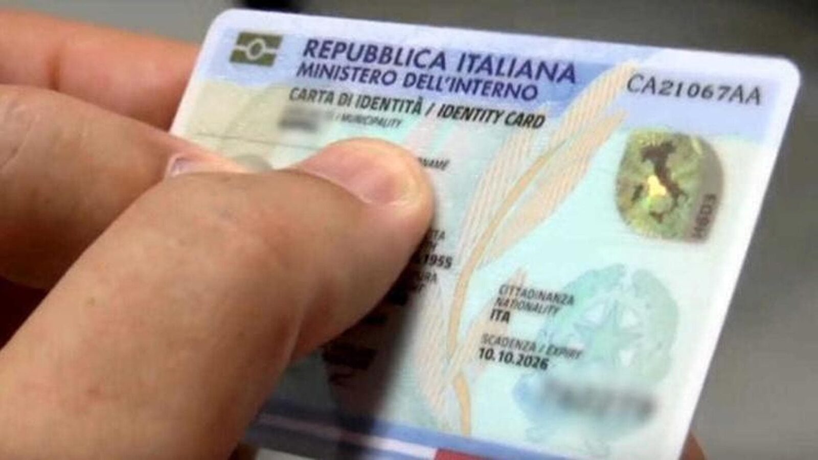 La moda più stupida d’Italia: togliere il chip dalla carta d’identità per non farsi tracciare. E ritrovarsi denunciati