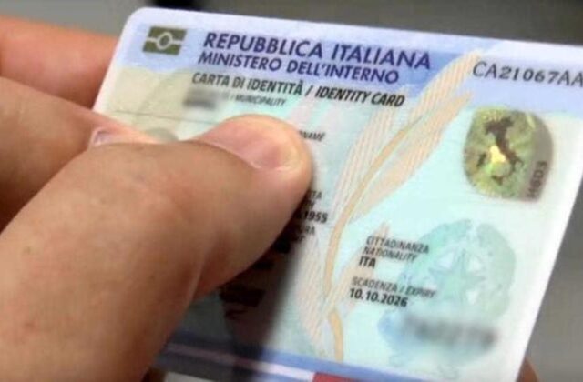 La moda più stupida d’Italia: togliere il chip dalla carta d’identità per non farsi tracciare. E ritrovarsi denunciati