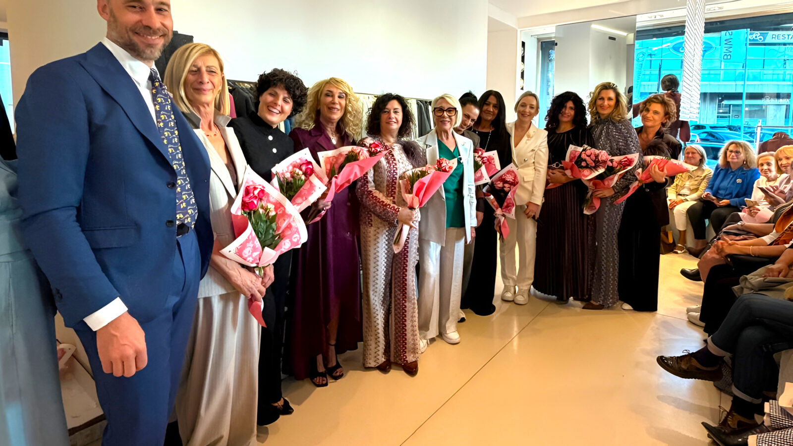 San Marino, donne operate al seno e personale sanitario sfilano insieme per Ottobre Rosa