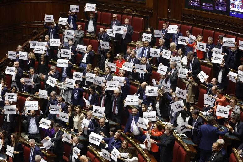 Legge elettorale approvata, scontro alla Camera: “È una legge truffa”. Via libera definitivo con 227 sì e 164 no