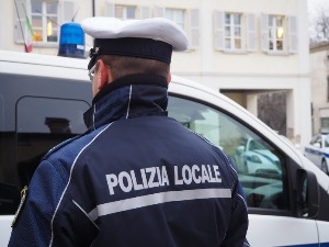 “Manette, manette!”, controlli in borghese e falsi verbali: nei guai otto agenti della polizia locale di Rimini