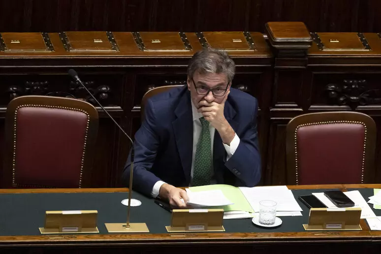 Manovra 2027 da 23,5 miliardi: aiuti a famiglie e imprese, risorse da banche e tagli ai ministeri