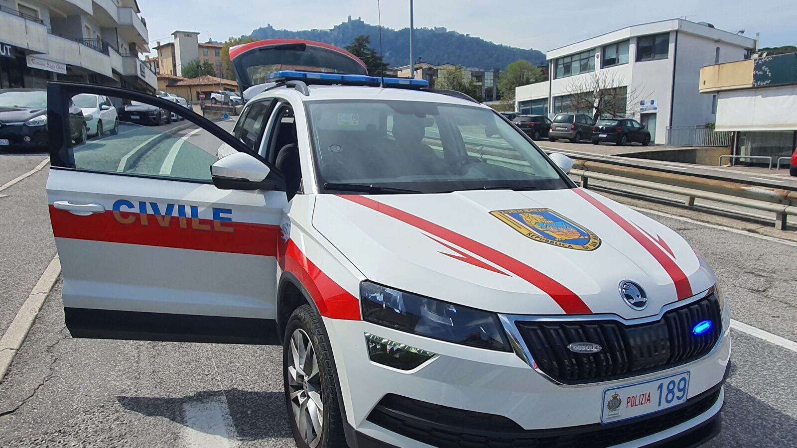 Manovre acrobatiche alla rotatoria di Fiorentino: fermato un giovane, ritirata la carta di circolazione
