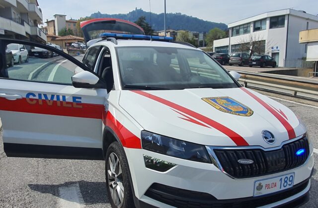 Manovre acrobatiche alla rotatoria di Fiorentino: fermato un giovane, ritirata la carta di circolazione