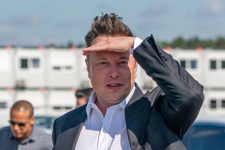 Musk conferma le restrizioni a Starlink, Kyiv contesta le accuse sui droni