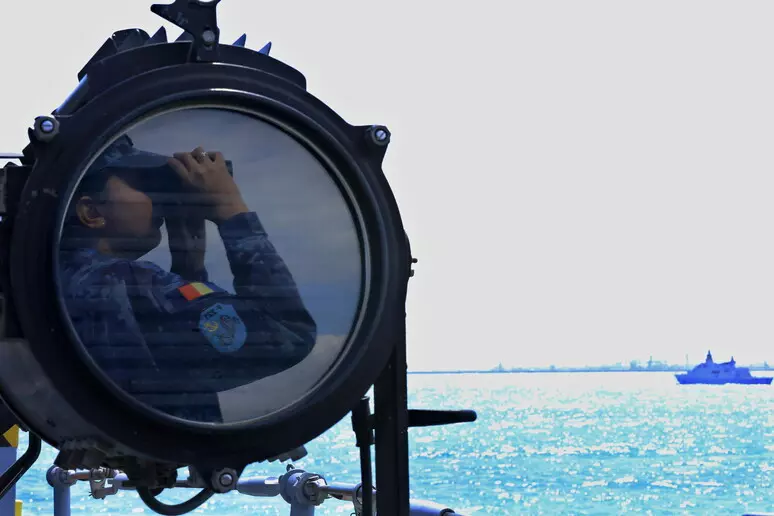 Nave battente bandiera di San Marino in fiamme nel Mar Nero: marinai dispersi
