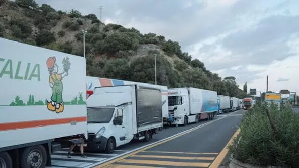 Protesta dei trasportatori in Campania, rimossi i blocchi ma supermercati e distributori restano in difficoltà