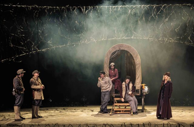 Lunetta Savino porta Madre Courage al Teatro Nuovo di Dogana