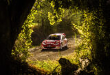 Rallylegend, spettacolo e folla per la prima notte: Pedersoli vince la Sprint Race, podio anche per due sammarinesi
