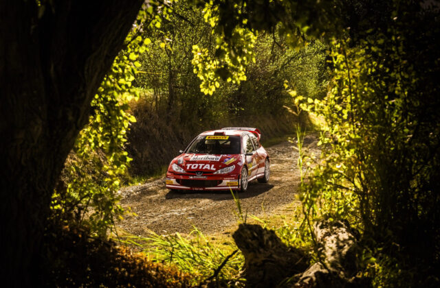 Rallylegend, spettacolo e folla per la prima notte: Pedersoli vince la Sprint Race, podio anche per due sammarinesi