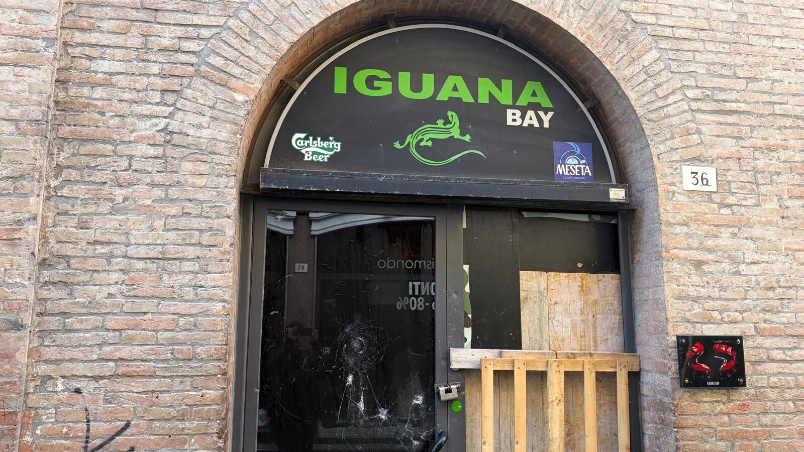 Rimini, notte di violenza in centro: ragazzo pestato e pub preso d’assalto a bottigliate