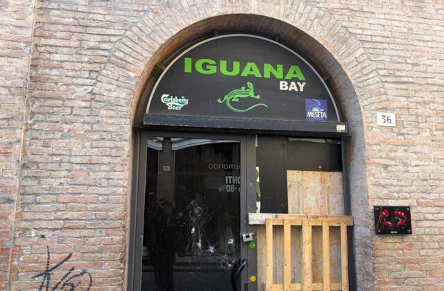 Rimini, notte di violenza in centro: ragazzo pestato e pub preso d’assalto a bottigliate
