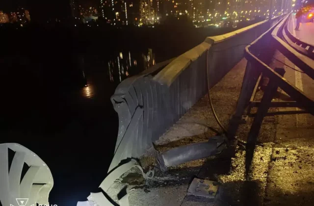 Russia colpisce il ponte nord di Kiev: traffico bloccato sul Dnipro