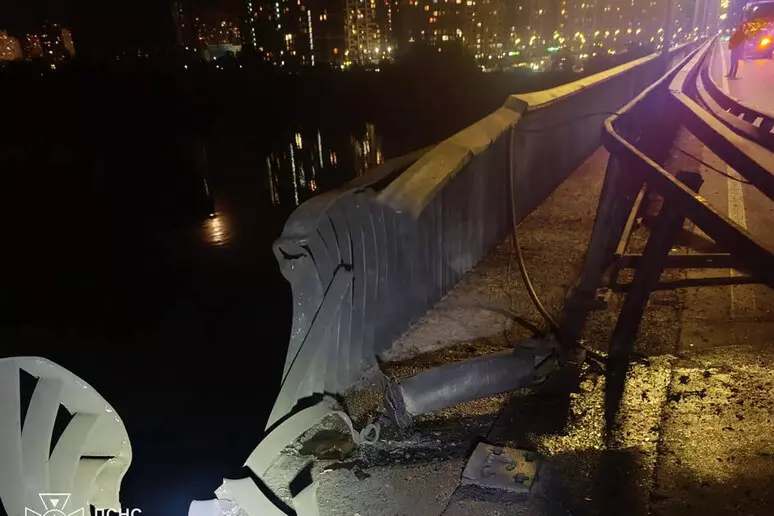 Russia colpisce il ponte nord di Kiev: traffico bloccato sul Dnipro
