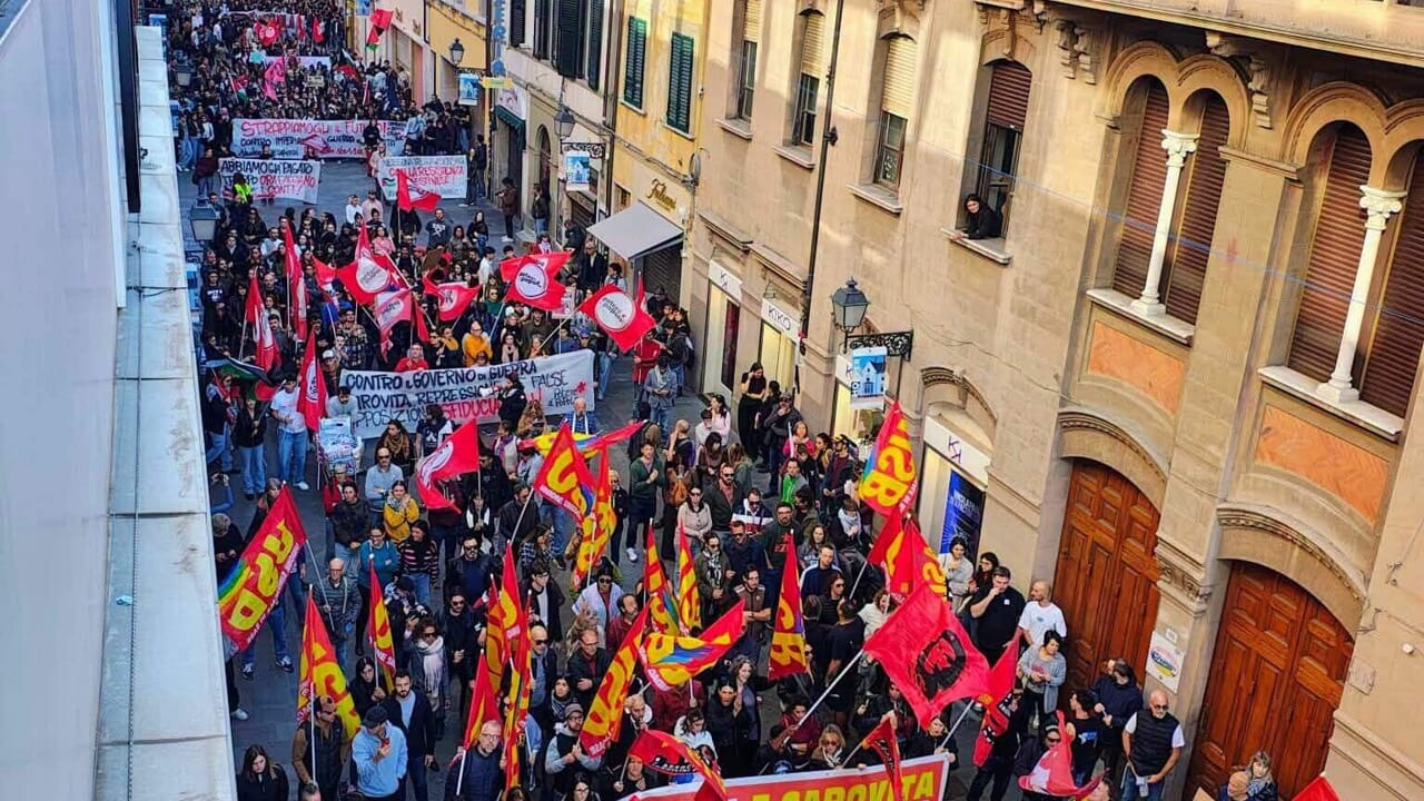 Corteo con le bandiere dei sindacati di base durante lo sciopero generale del 30 ottobre