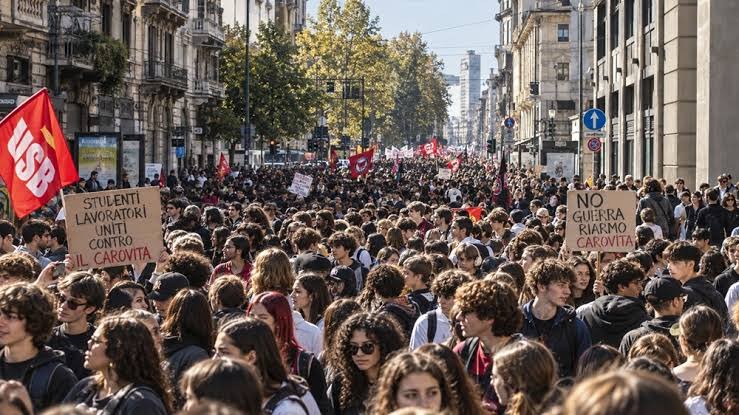 Cartelli di studenti e lavoratori uniti contro il carovita al corteo di Milano
