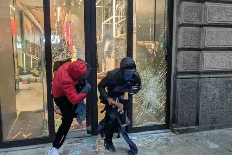 Scontri a Milano, 32 arresti. Il Movimento 17 ottobre annuncia proteste ogni sabato. Meloni convoca un vertice sulla sicurezza