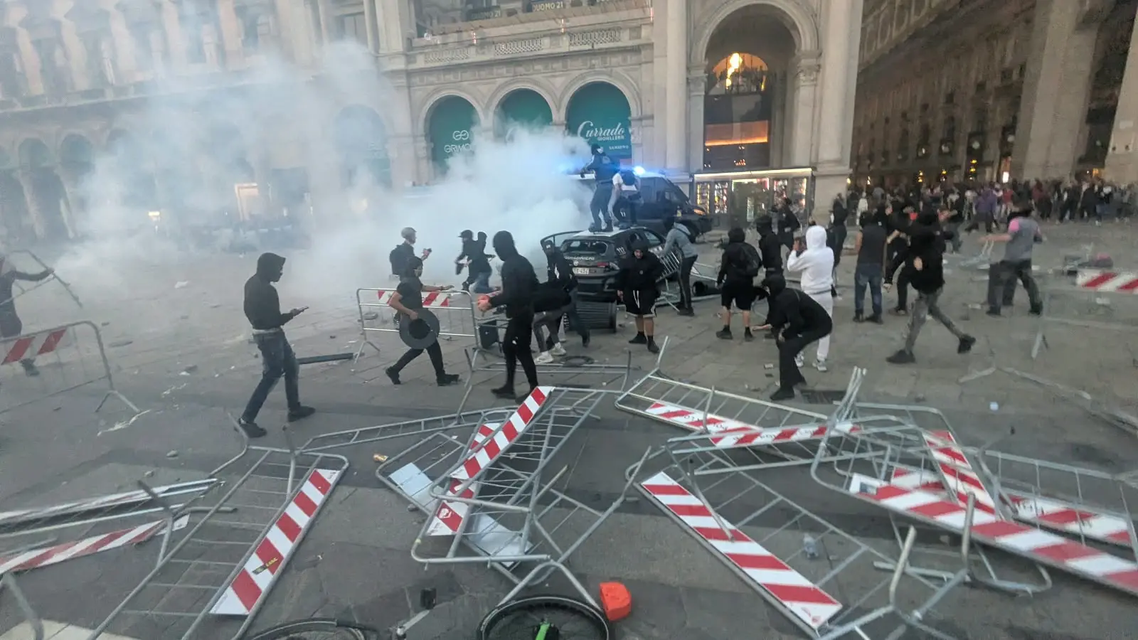 Scontri nei cortei contro il carovita, oltre 50 fermati a Milano