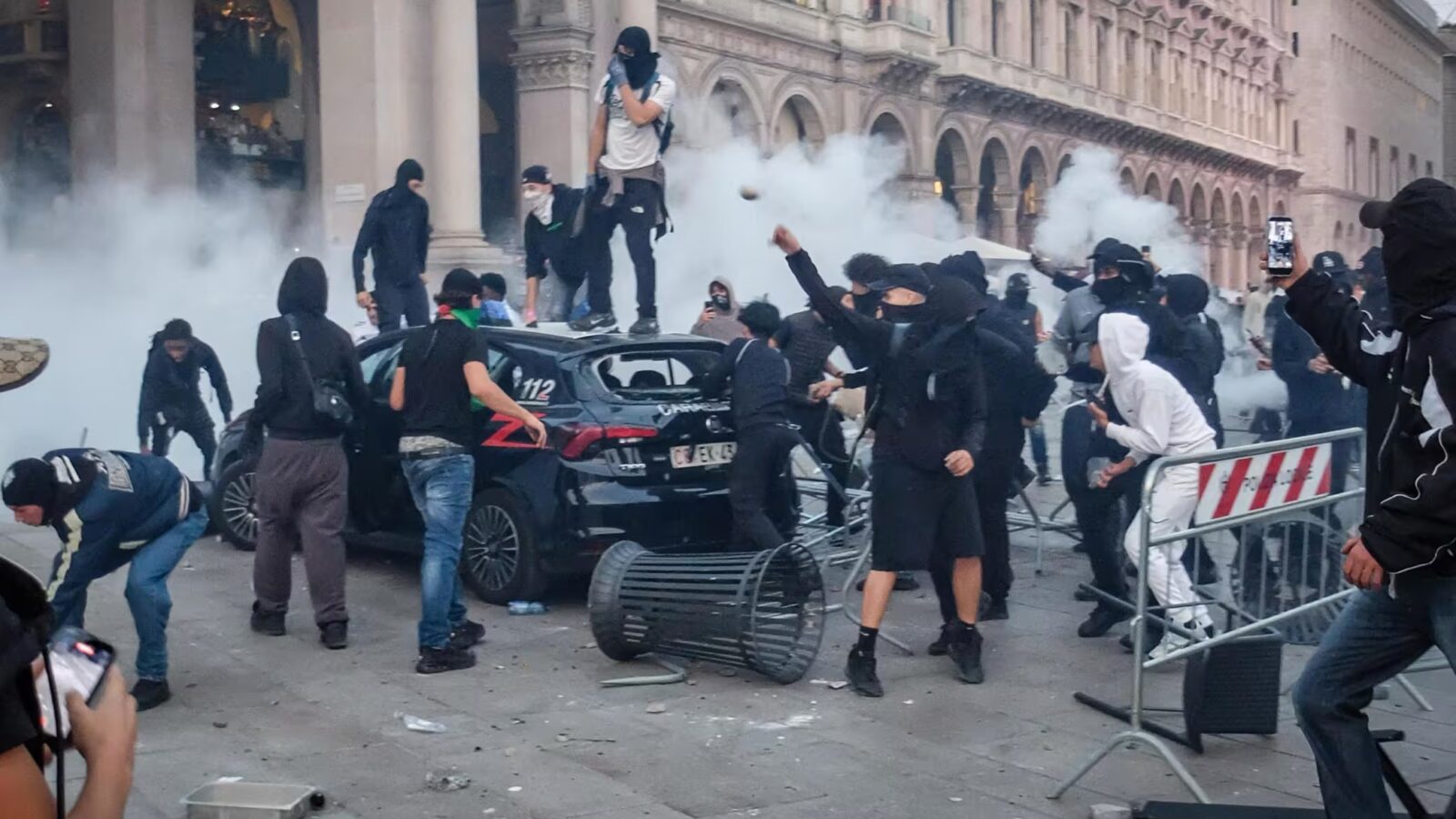 Scontri nei cortei contro il carovita, oltre 50 fermati a Milano