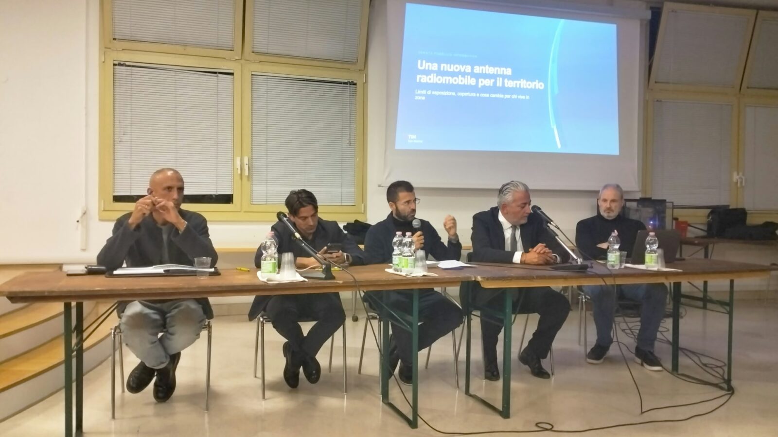 Serata pubblica a Gualdicciolo: “l’antenna di Strada del Lavoro garantirà copertura di rete e rigore sulle emissioni”