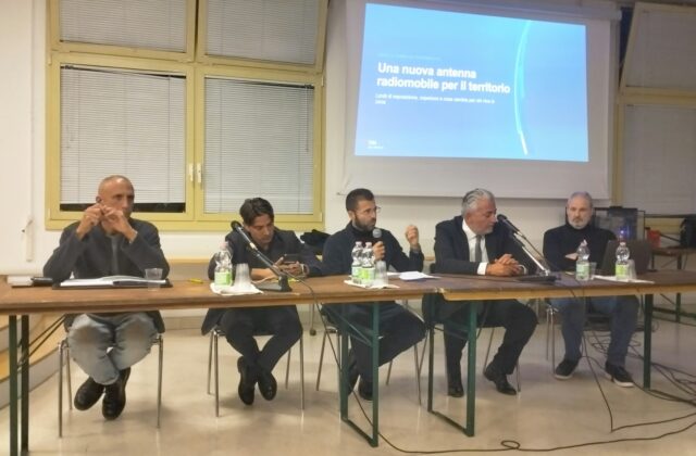 Serata pubblica a Gualdicciolo: “l’antenna di Strada del Lavoro garantirà copertura di  rete e rigore sulle emissioni”