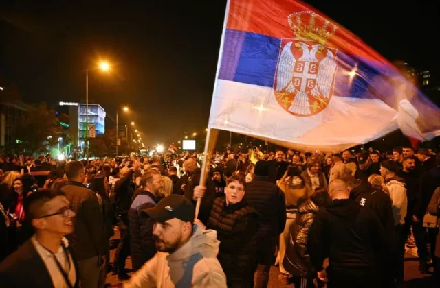 Serbia, gli studenti verso la maggioranza assoluta: Vučić riconosce la sconfitta