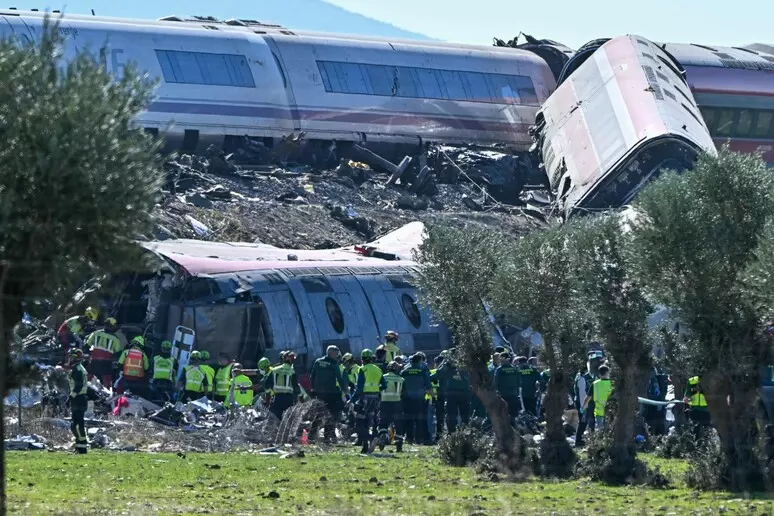 Spagna, scontro tra treni vicino a Toledo: almeno 64 morti