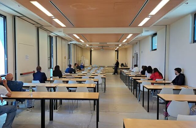 Cittadinanza, 87 promossi su 105 e 65 banchi rimasti vuoti
