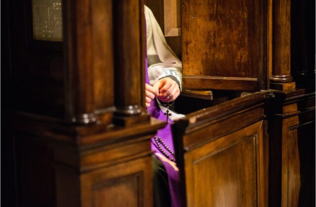 Rimini, man storms into rectory and assaults parish priest: slaps, death threats and a shattered statue of the Madonna