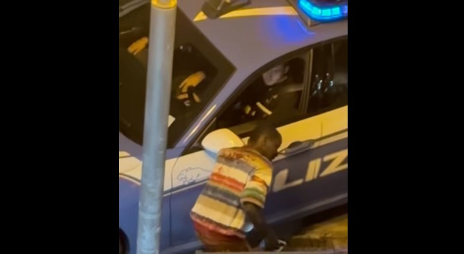 Rissa in pieno centro a Rimini, volano pugni: un ferito e due denunce